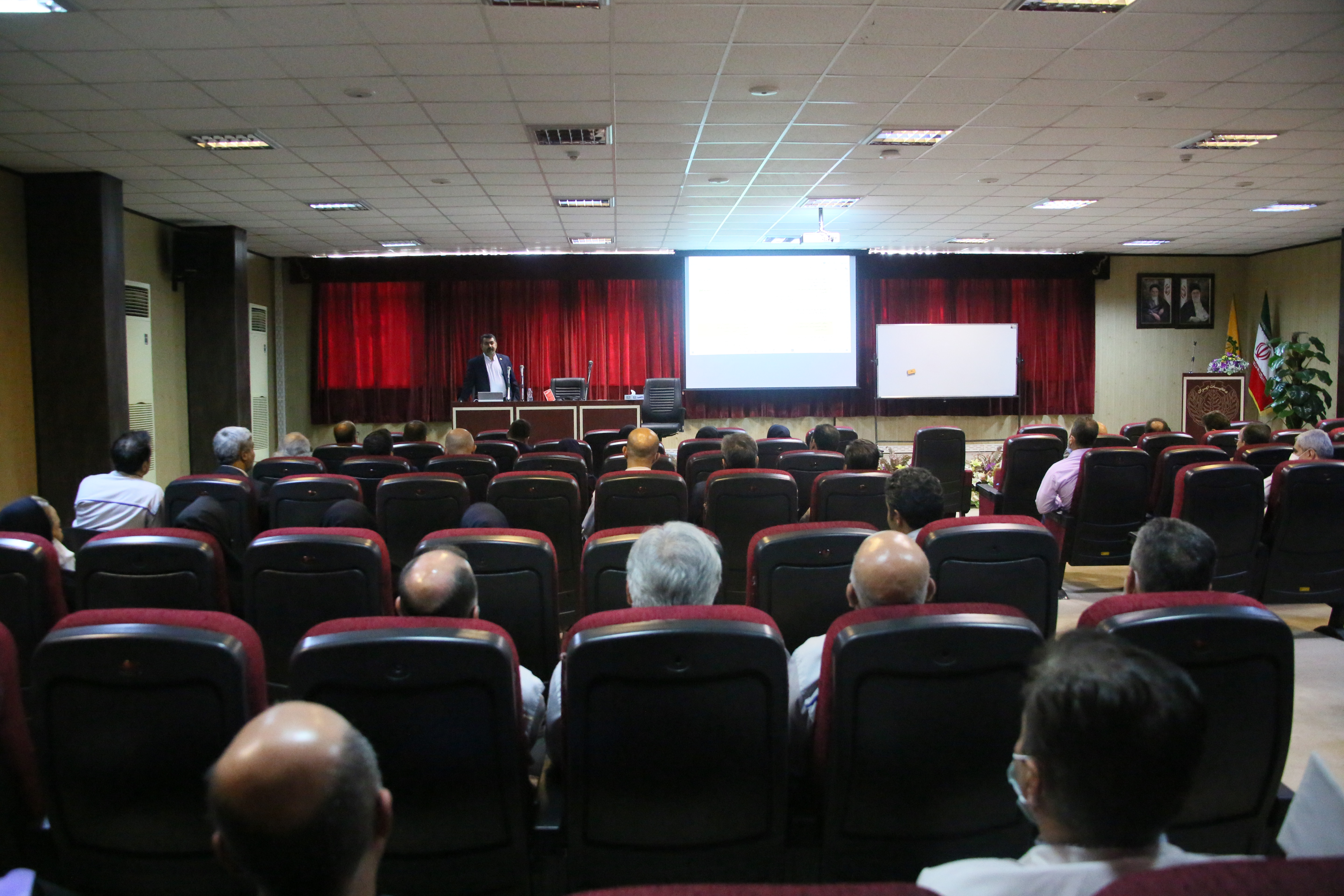 برگزاری همایش آموزش مسئولیت کیفری مدیران شرکت دخانیات ایران با هدف آشنایی با قوانین مربوط به معاملات