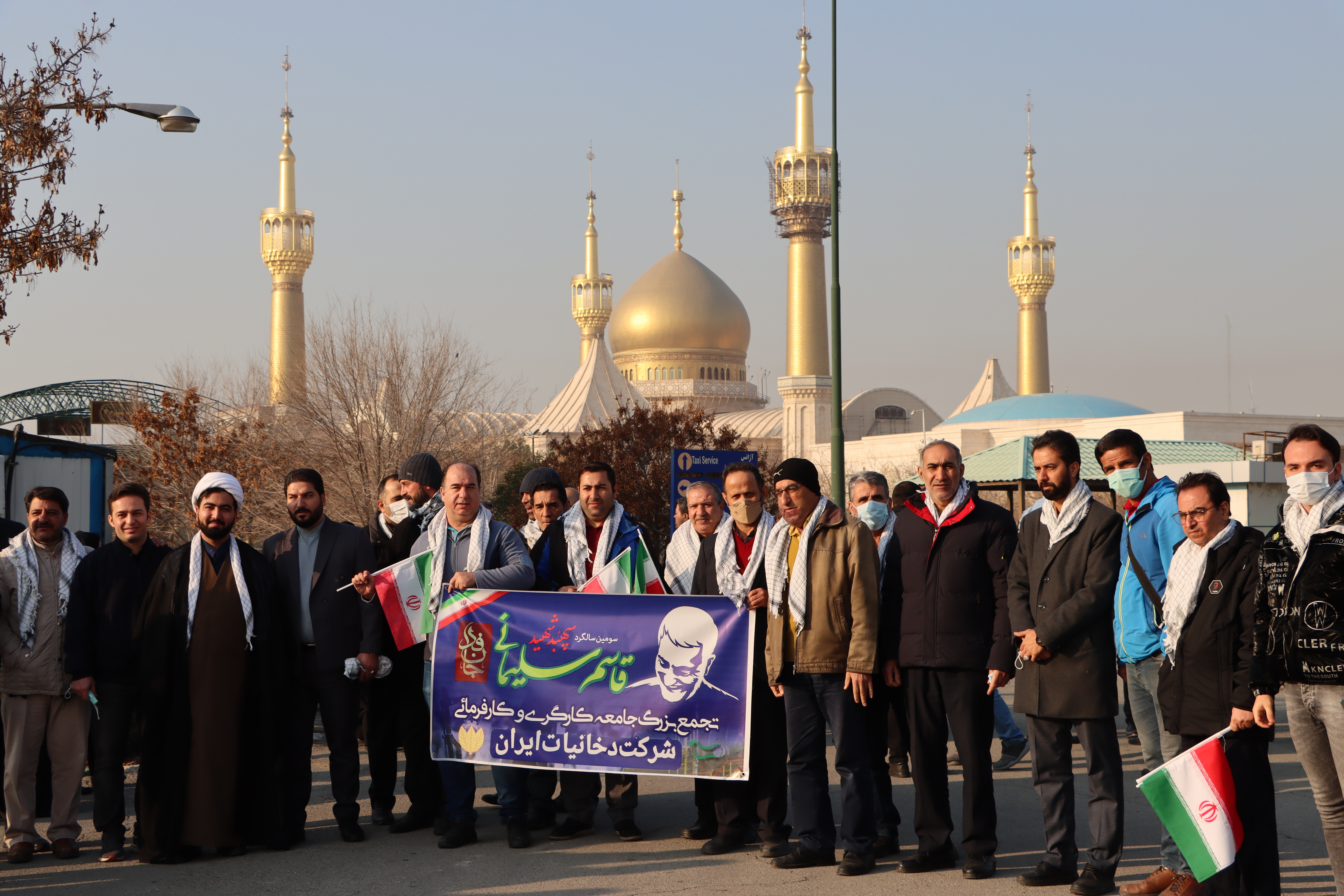 حضور مدیرعامل و کارکنان شرکت دخانیات در تشییع پیکر مطهر ۱۸ شهید گمنام 