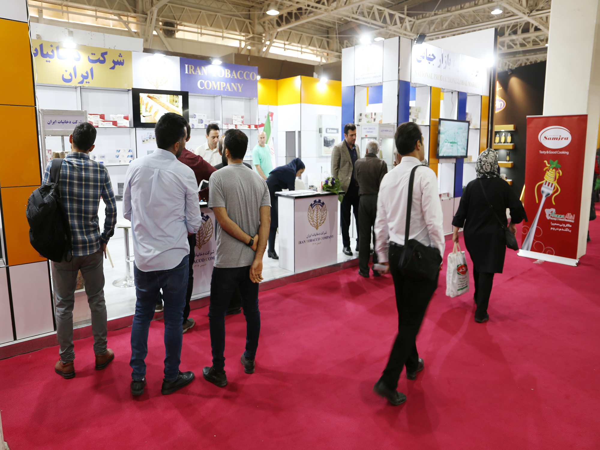 بررسی راهکارهای توسعه تجارت، صادرات محصولات دخانی و تبادل نظر با تجار و بازرگانان در نمایشگاه توانمندی‌های صادراتی ایران