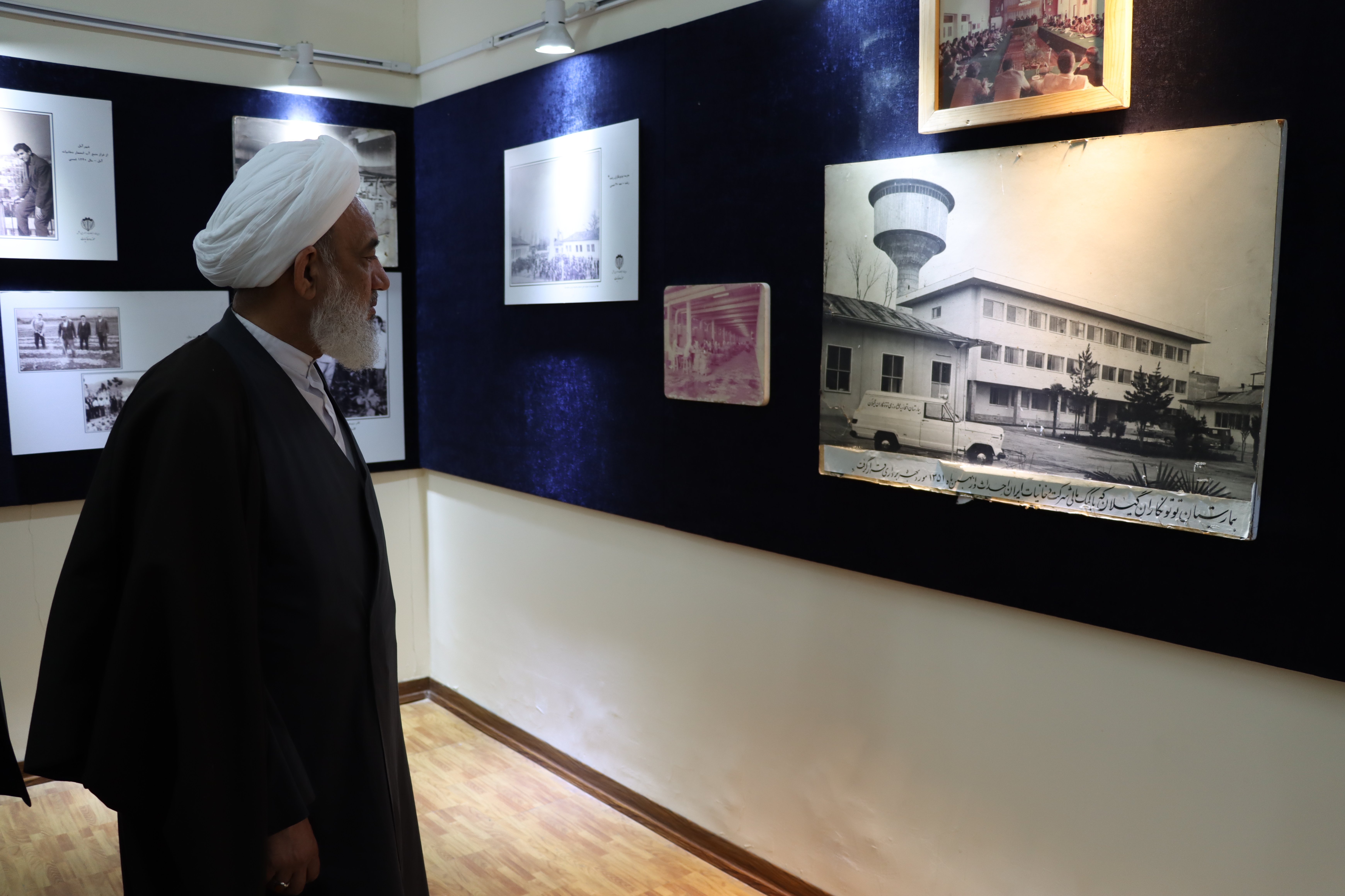 فیلم/ بازدید حجت‌الاسلام و المسلمین آقاتهرانی، رئیس کمیسیون فرهنگی مجلس شورای اسلامی از شرکت دخانیات ایران و حضور در محفل انس با قران