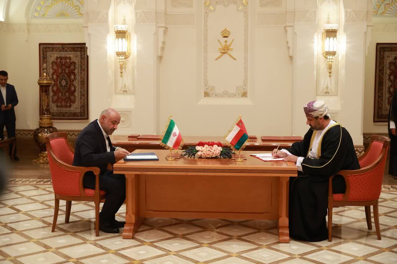 من نهنگم و عمانم آرزوست