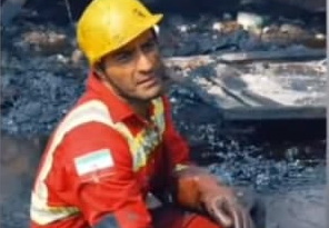 حضور داوطلبانه همکار واحد آتش نشانی، در عملیات اطفا حریق بندرعباس/ شجاعانه با قلبی بزرگ در کنار مردم